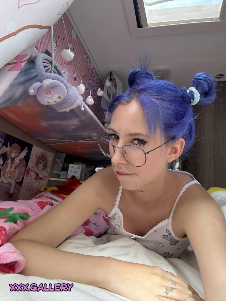 Say hi if I can be your favorite nerdy girl 💜 [f]