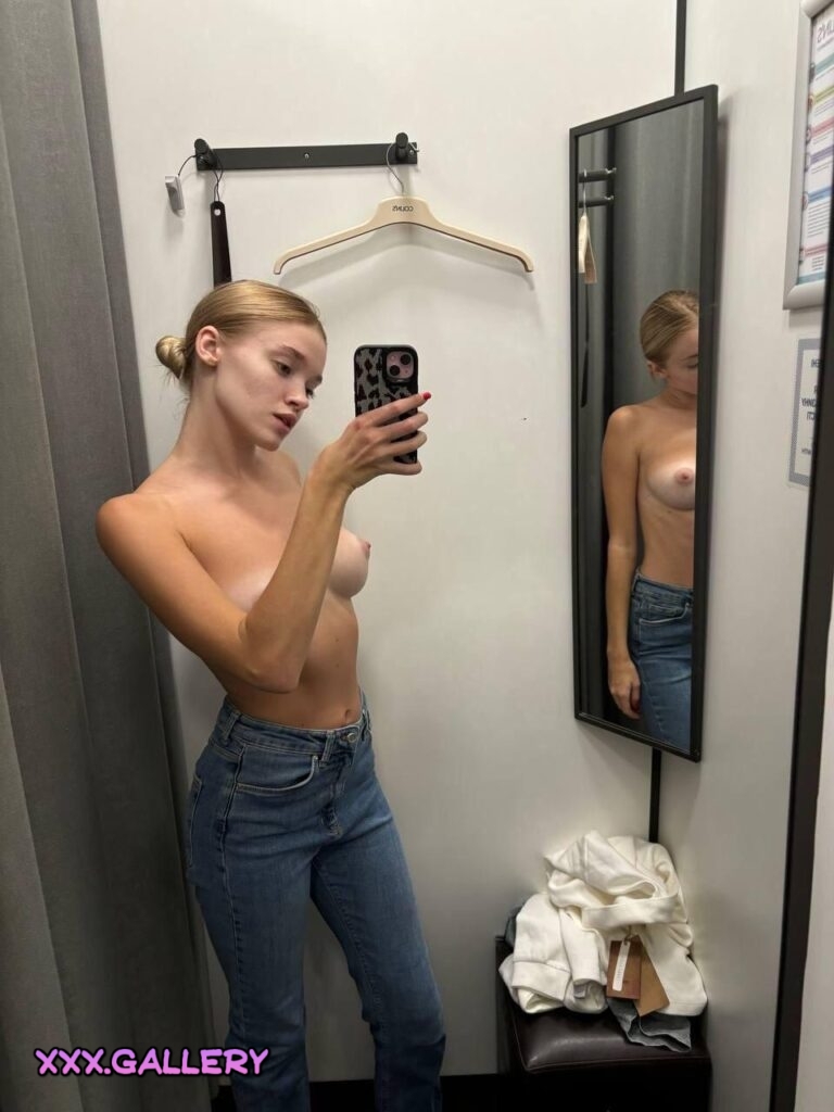 Cute nude photo in the fitting room