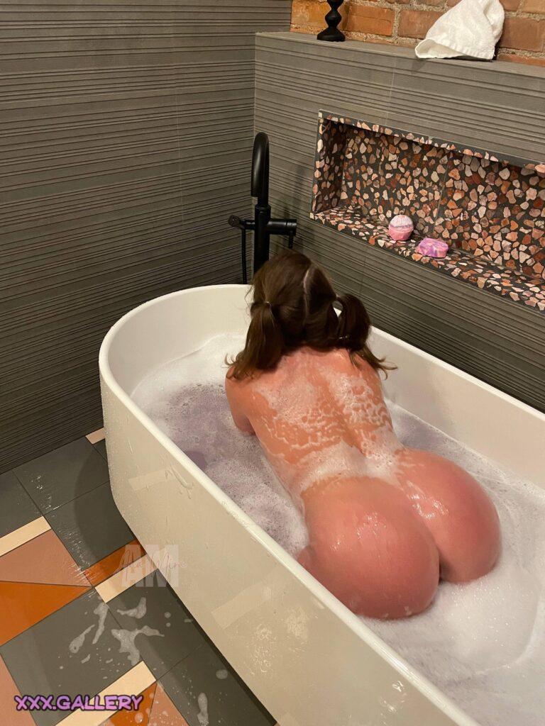 Looking for someone to join me in the tub and play with my hair